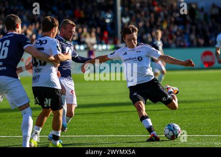 Drammen, Norwegen, 7. April 2024. Rosenborgs Sverre Nypan mit einem Schuss beim Eliteserien-Spiel zwischen Strømsgodset und Rosenborg im Marienlyst-Stadion. Quelle: Frode Arnesen/Alamy Live News Stockfoto