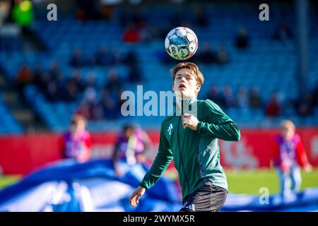 Drammen, Norwegen, 7. April 2024. Rosenborgs Sverre Nypan jongliert den Ball während des Aufwärmens für das Eliteserien-Spiel zwischen Strømsgodset und Rosenborg im Marienlyst-Stadion. Quelle: Frode Arnesen/Alamy Live News Stockfoto