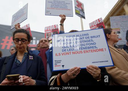 UN rassemblement pour demander la libération des otages Prisonniers du hamas, a eu lieu à Paris pour les 6 mois du massacre du 7 octobre Stockfoto