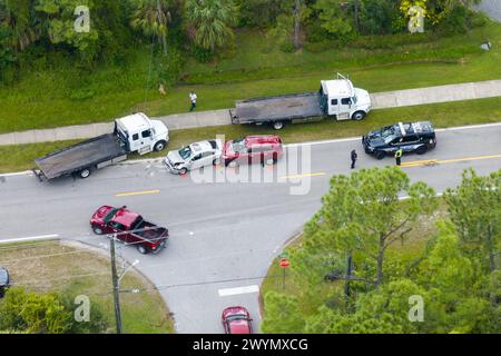 Autounfallstelle mit Rettungskräften und Fahrzeugen, die auf einen Unfall auf der amerikanischen Straße reagieren. Ersthelfer helfen Opfern eines Fahrzeugs Stockfoto