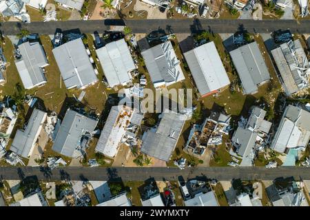 Zerstört durch Hurrikan Starkwind Häuser in Vorstädten in Florida Wohnmobil Wohngebiet. Folgen von Naturkatastrophen Stockfoto