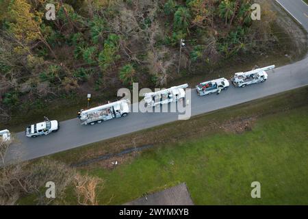 Elektrizitätsdienstleister, der nach einem Hurrikan im Vorstadtgebiet Floridas beschädigte Stromleitungen repariert Stockfoto