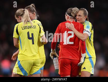 London, Großbritannien. April 2024. Magdelana Eriksson (R) und Jennifer Falk (2. R) aus Schweden nach dem UEFA-Qualifikationsspiel der Frauen im Wembley Stadium, London. Foto: Paul Terry/Sportimage Credit: Sportimage Ltd/Alamy Live News Stockfoto