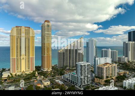 Blick von oben auf die Sunny Isles Beach City mit teuren Hochhäusern und Wohngebäuden am Atlantik. Amerikanische Tourismusinfrastruktur Stockfoto