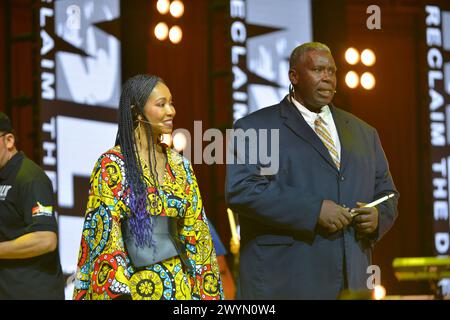 Miami, USA. April 2024. MIAMI, FLORIDA - APRIL 04: Kalyn James und David Chiverton auf der Bühne Emcees the 19th Annual Reclaim the Dream Candlelight Memorial Service und Gospel Concert, veranstaltet von der Martin Luther King Economic Development Corporation (MLKEDC) in Zusammenarbeit mit der City of Miami im Adrienne Arsht Center for the Performing Arts - Knight Concert Hall am 4. April 2024 in Miami, Florida. (Foto: JL/SIPA USA) Credit: SIPA USA/Alamy Live News Stockfoto