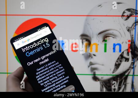 Brüssel, Belgien April 2024. Die Gemini-Homepage wird auf einem Smartphone angezeigt, auf dem Gemini im Hintergrund sichtbar ist, wie in dieser Abbildung zu sehen ist. Aufgenommen in Brüssel, Belgien. Am 7. April 2024. (Jonathan Raa/SIPA USA) *** ausschließlich für redaktionelle Nachrichten *** Credit: SIPA USA/Alamy Live News Stockfoto
