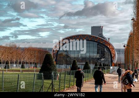 Paris, Frankreich - 20. Januar 2022: Der Grand Palais Ephemere ist eine temporäre Ausstellungshalle im Champ de Mars des Architekten Jean Michel Wilmotte. Stockfoto