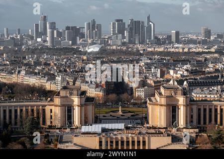 Paris, Frankreich - 20. Januar 2022: La Defense ist ein bedeutendes Geschäftsviertel, drei Kilometer westlich der Stadtgrenzen von Paris. Stockfoto