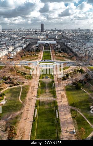 Paris, Frankreich - 20. Januar 2022: Der Grand Palais Ephemere ist eine temporäre Ausstellungshalle im Champ de Mars des Architekten Jean Michel Wilmotte. Stockfoto