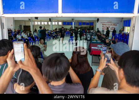 Chiang Mai, Thailand. April 2024. Familienmitglieder eines thailändischen Mannes machen Fotos, während er eine Lotterie für die Rekrutierung oder Befreiung vom Dienst während des jährlichen Wehrpflicht-Tages im Thai Reserve Officer Training Corps Student Training Center des 33. Militärkreises zieht. Die Royal Thai Armed Forces starteten ihren jährlichen Wehrpflicht-Tag, auf der Suche nach gesunden Männern im Alter von 21 Jahren und älter aus dem ganzen Land, indem sie freiwillig und eine Lotterie ziehen. Quelle: SOPA Images Limited/Alamy Live News Stockfoto