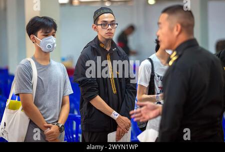 Chiang Mai, Thailand. April 2024. Thai Muslim man (C) beantragt während des jährlichen Wehrpflicht-Entwurfs im 33. Militärkreis im Thai Reserve Officer Training Corps Student Training Center in Chiang Mai, Thailand, eine Aufschiebung des Militärdienstes. Die Royal Thai Armed Forces starteten ihren jährlichen Wehrpflicht-Tag, auf der Suche nach gesunden Männern im Alter von 21 Jahren und älter aus dem ganzen Land, indem sie freiwillig und eine Lotterie ziehen. Quelle: SOPA Images Limited/Alamy Live News Stockfoto