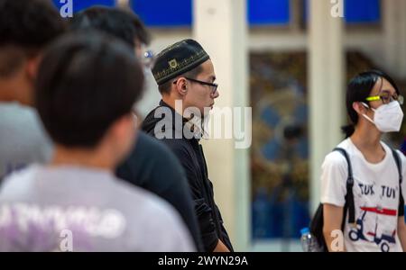 Chiang Mai, Thailand. April 2024. Thai Muslim man (C) beantragt während des jährlichen Wehrpflicht-Entwurfs im 33. Militärkreis im Thai Reserve Officer Training Corps Student Training Center in Chiang Mai, Thailand, eine Aufschiebung des Militärdienstes. Die Royal Thai Armed Forces starteten ihren jährlichen Wehrpflicht-Tag, auf der Suche nach gesunden Männern im Alter von 21 Jahren und älter aus dem ganzen Land, indem sie freiwillig und eine Lotterie ziehen. (Foto: Pongmanat Tasiri/SOPA Images/SIPA USA) Credit: SIPA USA/Alamy Live News Stockfoto