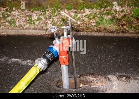 240408Lagerfeuer News ID: EN 2024-04-08 Gemeldeter Gartenlaubenbrand entpuppt sich als Lagerfeuer Feuerwehr löscht Lagerfeuerwehr wegen Ausbreitungsgefahr ab Burkhardtsdorf. Ein Brand hat am späten Sonntagabend gegen 22 Uhr für einen Feuerwehreinsatz auf der Becherstraße gesorgt. Ein Anwohner bemerkte am Abend einen großen Feuerschein an einer Gartenlaube. Da es den Anschein hatte, dass diese brennen würde, verständigte er die Feuerwehr. Die Kameraden der Feuerwehren Burkhardtsdorf und Kemtau sowie der diensthabende Kreisbrandmeister, die Drehleiter der Feuerwehr Thalheim, Polizei und ein Rett Stockfoto