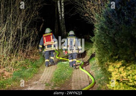 240408Lagerfeuer News ID: EN 2024-04-08 Gemeldeter Gartenlaubenbrand entpuppt sich als Lagerfeuer Feuerwehr löscht Lagerfeuerwehr wegen Ausbreitungsgefahr ab Burkhardtsdorf. Ein Brand hat am späten Sonntagabend gegen 22 Uhr für einen Feuerwehreinsatz auf der Becherstraße gesorgt. Ein Anwohner bemerkte am Abend einen großen Feuerschein an einer Gartenlaube. Da es den Anschein hatte, dass diese brennen würde, verständigte er die Feuerwehr. Die Kameraden der Feuerwehren Burkhardtsdorf und Kemtau sowie der diensthabende Kreisbrandmeister, die Drehleiter der Feuerwehr Thalheim, Polizei und ein Rett Stockfoto