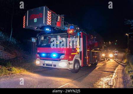 240408Lagerfeuer News ID: EN 2024-04-08 Gemeldeter Gartenlaubenbrand entpuppt sich als Lagerfeuer Feuerwehr löscht Lagerfeuerwehr wegen Ausbreitungsgefahr ab Burkhardtsdorf. Ein Brand hat am späten Sonntagabend gegen 22 Uhr für einen Feuerwehreinsatz auf der Becherstraße gesorgt. Ein Anwohner bemerkte am Abend einen großen Feuerschein an einer Gartenlaube. Da es den Anschein hatte, dass diese brennen würde, verständigte er die Feuerwehr. Die Kameraden der Feuerwehren Burkhardtsdorf und Kemtau sowie der diensthabende Kreisbrandmeister, die Drehleiter der Feuerwehr Thalheim, Polizei und ein Rett Stockfoto