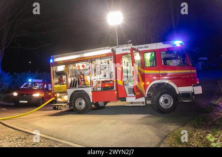 240408Lagerfeuer News ID: EN 2024-04-08 Gemeldeter Gartenlaubenbrand entpuppt sich als Lagerfeuer Feuerwehr löscht Lagerfeuerwehr wegen Ausbreitungsgefahr ab Burkhardtsdorf. Ein Brand hat am späten Sonntagabend gegen 22 Uhr für einen Feuerwehreinsatz auf der Becherstraße gesorgt. Ein Anwohner bemerkte am Abend einen großen Feuerschein an einer Gartenlaube. Da es den Anschein hatte, dass diese brennen würde, verständigte er die Feuerwehr. Die Kameraden der Feuerwehren Burkhardtsdorf und Kemtau sowie der diensthabende Kreisbrandmeister, die Drehleiter der Feuerwehr Thalheim, Polizei und ein Rett Stockfoto