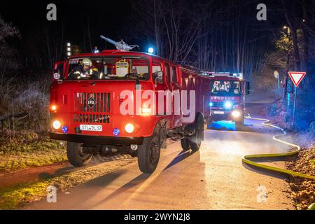 240408Lagerfeuer News ID: EN 2024-04-08 Gemeldeter Gartenlaubenbrand entpuppt sich als Lagerfeuer Feuerwehr löscht Lagerfeuerwehr wegen Ausbreitungsgefahr ab Burkhardtsdorf. Ein Brand hat am späten Sonntagabend gegen 22 Uhr für einen Feuerwehreinsatz auf der Becherstraße gesorgt. Ein Anwohner bemerkte am Abend einen großen Feuerschein an einer Gartenlaube. Da es den Anschein hatte, dass diese brennen würde, verständigte er die Feuerwehr. Die Kameraden der Feuerwehren Burkhardtsdorf und Kemtau sowie der diensthabende Kreisbrandmeister, die Drehleiter der Feuerwehr Thalheim, Polizei und ein Rett Stockfoto