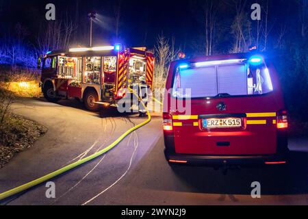 240408Lagerfeuer News ID: EN 2024-04-08 Gemeldeter Gartenlaubenbrand entpuppt sich als Lagerfeuer Feuerwehr löscht Lagerfeuerwehr wegen Ausbreitungsgefahr ab Burkhardtsdorf. Ein Brand hat am späten Sonntagabend gegen 22 Uhr für einen Feuerwehreinsatz auf der Becherstraße gesorgt. Ein Anwohner bemerkte am Abend einen großen Feuerschein an einer Gartenlaube. Da es den Anschein hatte, dass diese brennen würde, verständigte er die Feuerwehr. Die Kameraden der Feuerwehren Burkhardtsdorf und Kemtau sowie der diensthabende Kreisbrandmeister, die Drehleiter der Feuerwehr Thalheim, Polizei und ein Rett Stockfoto