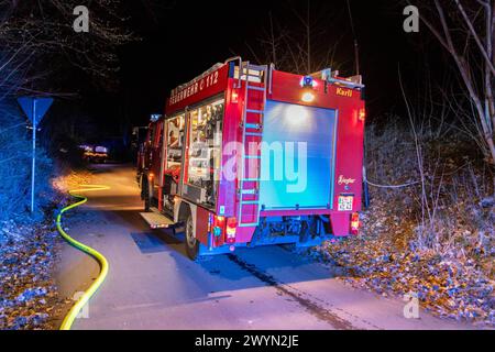 240408Lagerfeuer News ID: EN 2024-04-08 Gemeldeter Gartenlaubenbrand entpuppt sich als Lagerfeuer Feuerwehr löscht Lagerfeuerwehr wegen Ausbreitungsgefahr ab Burkhardtsdorf. Ein Brand hat am späten Sonntagabend gegen 22 Uhr für einen Feuerwehreinsatz auf der Becherstraße gesorgt. Ein Anwohner bemerkte am Abend einen großen Feuerschein an einer Gartenlaube. Da es den Anschein hatte, dass diese brennen würde, verständigte er die Feuerwehr. Die Kameraden der Feuerwehren Burkhardtsdorf und Kemtau sowie der diensthabende Kreisbrandmeister, die Drehleiter der Feuerwehr Thalheim, Polizei und ein Rett Stockfoto