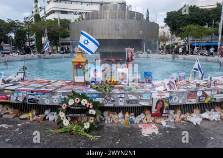 Tel Aviv, Israel. März 2024. Fotos, Blumen und andere Erinnerungsstücke umgeben den Brunnen am Dizengoff-Platz. Der Brunnen auf dem Dizengoff-Platz ist einer der Orte in Tel Aviv geworden, an denen Menschen provisorische Gedenkstätten für diejenigen schaffen, die während des Angriffs der Hamas am 7. Oktober 2023 getötet und entführt wurden. (Foto: Syndi Pilar/SOPA Images/SIPA USA) Credit: SIPA USA/Alamy Live News Stockfoto