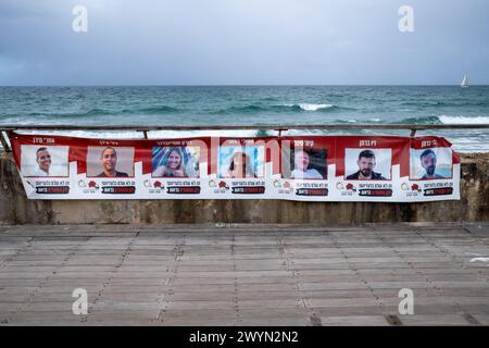 Tel Aviv, Israel. März 2024. An der Promenade in Tel Aviv hängt ein Geiselbanner. Der Brunnen auf dem Dizengoff-Platz ist einer der Orte in Tel Aviv geworden, an denen Menschen provisorische Gedenkstätten für diejenigen schaffen, die während des Angriffs der Hamas am 7. Oktober 2023 getötet und entführt wurden. (Foto: Syndi Pilar/SOPA Images/SIPA USA) Credit: SIPA USA/Alamy Live News Stockfoto