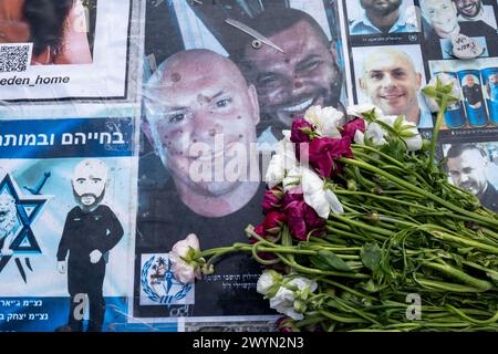 Tel Aviv, Israel. März 2024. Nahaufnahme des Erinnerungsfotos und der Blumen am Dizengoff-Platz. Der Brunnen auf dem Dizengoff-Platz ist einer der Orte in Tel Aviv geworden, an denen Menschen provisorische Gedenkstätten für diejenigen schaffen, die während des Angriffs der Hamas am 7. Oktober 2023 getötet und entführt wurden. (Foto: Syndi Pilar/SOPA Images/SIPA USA) Credit: SIPA USA/Alamy Live News Stockfoto