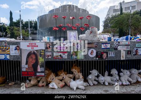 Tel Aviv, Israel. März 2024. Geschnitzte rote Mohnblumen und Kuscheltiere wurden in das provisorische Denkmal rund um den Brunnen am Dizengoff-Platz integriert. Der Brunnen auf dem Dizengoff-Platz ist einer der Orte in Tel Aviv geworden, an denen Menschen provisorische Gedenkstätten für diejenigen schaffen, die während des Angriffs der Hamas am 7. Oktober 2023 getötet und entführt wurden. (Foto: Syndi Pilar/SOPA Images/SIPA USA) Credit: SIPA USA/Alamy Live News Stockfoto