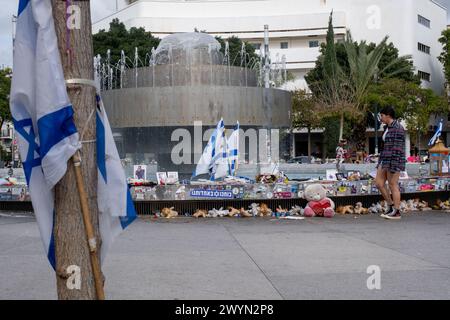 Tel Aviv, Israel. März 2024. Fotos, israelische Flaggen und andere Gedenkstücke umgeben den Brunnen am Dizengoff-Platz. Der Brunnen auf dem Dizengoff-Platz ist einer der Orte in Tel Aviv geworden, an denen Menschen provisorische Gedenkstätten für diejenigen schaffen, die während des Angriffs der Hamas am 7. Oktober 2023 getötet und entführt wurden. (Foto: Syndi Pilar/SOPA Images/SIPA USA) Credit: SIPA USA/Alamy Live News Stockfoto