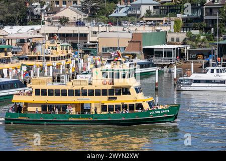 Sydney Ferry, MV Golden Grove, eine Fähre der ersten Flottenklasse, die 1985 ins Leben gerufen wurde, passiert Balmain Shipyard, wo andere Sydney Fähren gewartet werden. Stockfoto