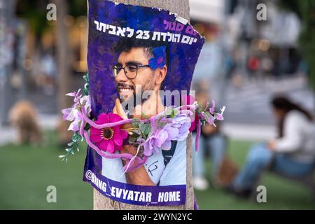 Tel Aviv, Israel. März 2024. Ein Poster von entführtem Evyater David, der an einen Baum gebunden ist, mit einer Blumenstrauß zu seinem 23. Geburtstag. Der Brunnen auf dem Dizengoff-Platz ist einer der Orte in Tel Aviv geworden, an denen Menschen provisorische Gedenkstätten für diejenigen schaffen, die während des Angriffs der Hamas am 7. Oktober 2023 getötet und entführt wurden. (Credit Image: © Syndi Pilar/SOPA Images via ZUMA Press Wire) NUR REDAKTIONELLE VERWENDUNG! Nicht für kommerzielle ZWECKE! Stockfoto