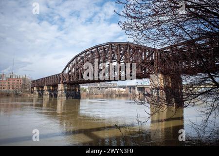 Pittsburghs Stahlriese: Die Fort Wayne Railroad Bridge, ein Symbol für Pittsburghs Industrie, über dem Allegheny River. Stockfoto