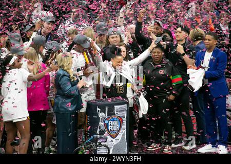 Cleveland, Ohio, USA. April 2024. Cheftrainer Dawn Staley von den South Carolina Gamecocks erhält die Meisterschafttrophäe, nachdem er das NCAA Women’s Final Four Turnier im Rocket Mortgage Fieldhouse in Cleveland, Ohio gewonnen hat. (Kindell Buchanan/Alamy Live News) Stockfoto