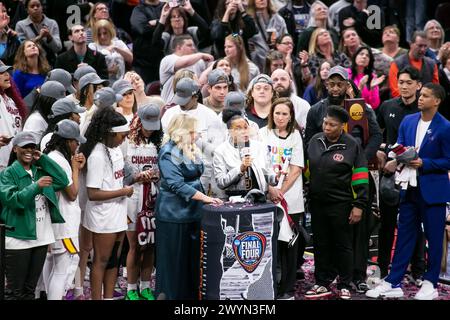 Cleveland, Ohio, USA. April 2024. Cheftrainer Dawn Staley von den South Carolina Gamecocks spricht Fans an, nachdem er das NCAA Women’s Final Four Turnier im Rocket Mortgage Fieldhouse in Cleveland, Ohio gewonnen hat. (Kindell Buchanan/Alamy Live News) Stockfoto