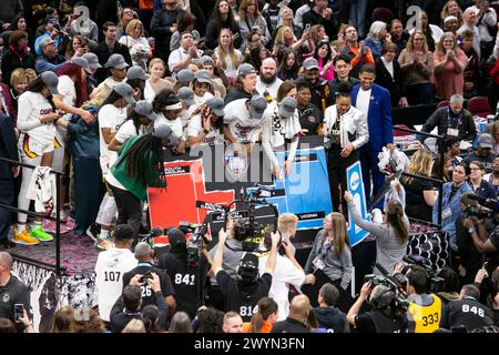 Cleveland, Ohio, USA. April 2024. Die South Carolina Gamecocks mit der Final Four, nachdem sie das NCAA Women’s Final Four Turnier im Rocket Mortgage Fieldhouse in Cleveland, Ohio gewonnen hatten. (Kindell Buchanan/Alamy Live News) Stockfoto