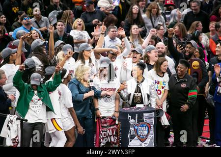 Cleveland, Ohio, USA. April 2024. Cheftrainer Dawn Staley von den South Carolina Gamecocks spricht Fans an, nachdem er das NCAA Women’s Final Four Turnier im Rocket Mortgage Fieldhouse in Cleveland, Ohio gewonnen hat. (Kindell Buchanan/Alamy Live News) Stockfoto