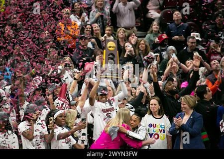 Cleveland, Ohio, USA. April 2024. Die South Carolina Gamecocks erhalten die Meisterschaft-Trophäe, nachdem sie das NCAA Women’s Final Four Turnier im Rocket Mortgage Fieldhouse in Cleveland, Ohio, gewonnen haben. (Kindell Buchanan/Alamy Live News) Stockfoto