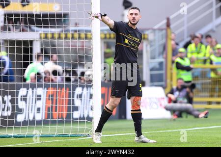 Mailand, Italien. April 2024. Italien, Mailand, 6. april 2024: Wladimiro Falcone (US Lecce) berät Teamkollegen in der ersten Halbzeit während des Fußballspiels AC Mailand gegen US Lecce, day31 Serie A 2023-2024 San Siro Stadium.AC Mailand gegen US Lecce, Lega Calcio Serie A 2023/2024 Tag 31 im San Siro Stadium (Bild: © Fabrizio Andrea Bertani/Pacific Press Via ZUMA Press Wire) NUR REDAKTIONELLE VERWENDUNG! Nicht für kommerzielle ZWECKE! Stockfoto