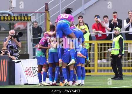 Mailand, Italien. April 2024. Italien, Mailand, 6. april 2024: Christian Pulisic (AC Milan) erzielt und feiert mit seinen Teamkollegen das Tor 1-0 bei 6' während des Fußballspiels AC Mailand gegen US Lecce, Day31 Serie A 2023-2024 San Siro Stadium.AC Mailand gegen US Lecce, Lega Calcio Serie A 2023/2024 Tag 31 im San Siro Stadium (Kreditbild: © Fabrizio Andrea Bertani/Pacific Press Via ZUMA Press Wire) NUR REDAKTIONELLE VERWENDUNG! Nicht für kommerzielle ZWECKE! Stockfoto