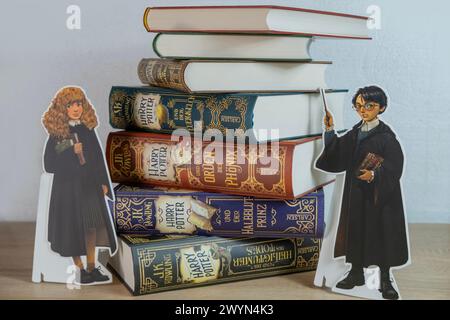 J.K. Rowling's Harry Potter Bücher in verschiedenen Ausgaben, die Sinneswunder und Begeisterung für Leser jeden Alters wecken und die Macht der Fantasie und zelebrieren Stockfoto