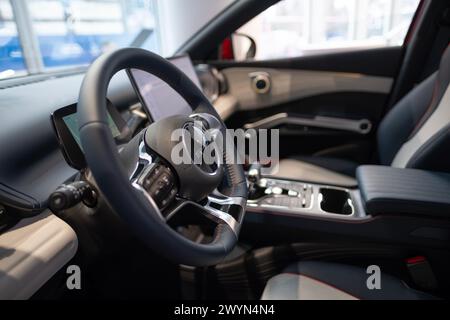 Lenkrad, Display, Innenraum, Cockpit BYD Atto 3 Elektroauto, digitales Panel, EV-Technologie in der Automobilindustrie, Fließheck chinesische Fertigung Stockfoto