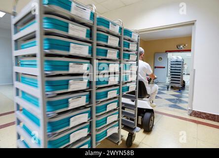 Innerer Transport von Lebensmitteln in Autos, Küche, Krankenhaus Donostia, San Sebastian, Gipuzkoa, Baskenland, Spanien. Stockfoto