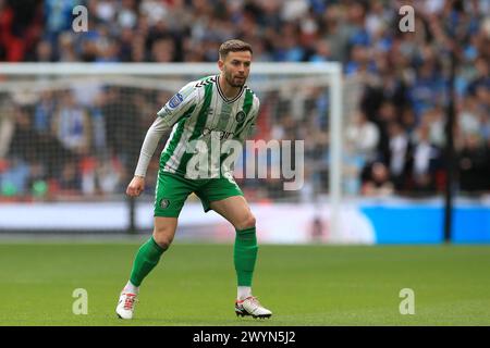 London, Großbritannien. April 2024. Matt Butcher of Wycombe Wanderers wurde während des EFL Trophy Finales zwischen Peterborough United und Wycombe Wanderers am 7. April 2024 im Wembley Stadium in London, England gesehen. Foto von Carlton Myrie. Nur redaktionelle Verwendung, Lizenz für kommerzielle Nutzung erforderlich. Keine Verwendung bei Wetten, Spielen oder Publikationen eines einzelnen Clubs/einer Liga/eines Spielers. Quelle: UK Sports Pics Ltd/Alamy Live News Stockfoto