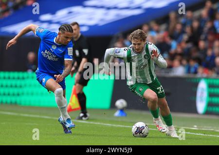 London, Großbritannien. April 2024. Kieran Sadlier von Wycombe Wanderers tritt am 7. April 2024 gegen Jadel Katongo aus Peterborough United im EFL Trophy Final zwischen Peterborough United und Wycombe Wanderers im Wembley Stadium in London auf. Foto von Carlton Myrie. Nur redaktionelle Verwendung, Lizenz für kommerzielle Nutzung erforderlich. Keine Verwendung bei Wetten, Spielen oder Publikationen eines einzelnen Clubs/einer Liga/eines Spielers. Quelle: UK Sports Pics Ltd/Alamy Live News Stockfoto