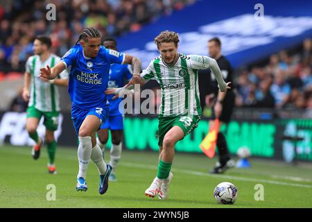 London, Großbritannien. April 2024. Kieran Sadlier von Wycombe Wanderers und Jadel Katongo von Peterborough United traten am 7. April 2024 im Wembley Stadium in London um den Ball an. Foto von Carlton Myrie. Nur redaktionelle Verwendung, Lizenz für kommerzielle Nutzung erforderlich. Keine Verwendung bei Wetten, Spielen oder Publikationen eines einzelnen Clubs/einer Liga/eines Spielers. Quelle: UK Sports Pics Ltd/Alamy Live News Stockfoto