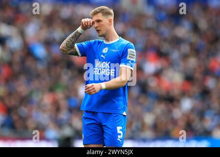 London, Großbritannien. April 2024. Josh Knight of Peterborough United wurde während des EFL Trophy Final zwischen Peterborough United und Wycombe Wanderers am 7. April 2024 im Wembley Stadium in London, England gesehen. Foto von Carlton Myrie. Nur redaktionelle Verwendung, Lizenz für kommerzielle Nutzung erforderlich. Keine Verwendung bei Wetten, Spielen oder Publikationen eines einzelnen Clubs/einer Liga/eines Spielers. Quelle: UK Sports Pics Ltd/Alamy Live News Stockfoto