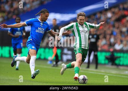 London, Großbritannien. April 2024. Kieran Sadlier von Wycombe Wanderers mit Jadel Katongo von Peterborough United in unmittelbarer Nähe während des EFL Trophy Final zwischen Peterborough United und Wycombe Wanderers im Wembley Stadium, London, England am 7. April 2024. Foto von Carlton Myrie. Nur redaktionelle Verwendung, Lizenz für kommerzielle Nutzung erforderlich. Keine Verwendung bei Wetten, Spielen oder Publikationen eines einzelnen Clubs/einer Liga/eines Spielers. Quelle: UK Sports Pics Ltd/Alamy Live News Stockfoto