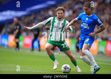 London, Großbritannien. April 2024. Kieran Sadlier von Wycombe Wanderers und Jadel Katongo von Peterborough United traten am 7. April 2024 im Wembley Stadium in London um den Ball an. Foto von Carlton Myrie. Nur redaktionelle Verwendung, Lizenz für kommerzielle Nutzung erforderlich. Keine Verwendung bei Wetten, Spielen oder Publikationen eines einzelnen Clubs/einer Liga/eines Spielers. Quelle: UK Sports Pics Ltd/Alamy Live News Stockfoto