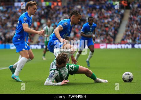 London, Großbritannien. April 2024. Jadel Katongo von Peterborough United und Kieran Sadlier von Wycombe Wanderers kämpfen um den Ball während des EFL Trophy Final zwischen Peterborough United und Wycombe Wanderers am 7. April 2024 im Wembley Stadium in London. Foto von Carlton Myrie. Nur redaktionelle Verwendung, Lizenz für kommerzielle Nutzung erforderlich. Keine Verwendung bei Wetten, Spielen oder Publikationen eines einzelnen Clubs/einer Liga/eines Spielers. Quelle: UK Sports Pics Ltd/Alamy Live News Stockfoto