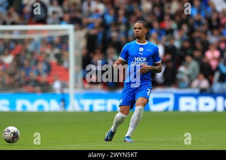 London, Großbritannien. April 2024. Jadel Katongo aus Peterborough United übergab den Ball während des EFL Trophy Final zwischen Peterborough United und Wycombe Wanderers am 7. April 2024 im Wembley Stadium in London. Foto von Carlton Myrie. Nur redaktionelle Verwendung, Lizenz für kommerzielle Nutzung erforderlich. Keine Verwendung bei Wetten, Spielen oder Publikationen eines einzelnen Clubs/einer Liga/eines Spielers. Quelle: UK Sports Pics Ltd/Alamy Live News Stockfoto