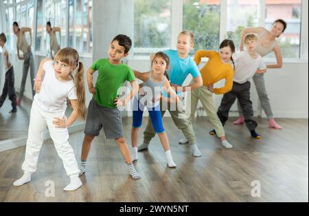 Gruppe von Kindern, die sich vor dem Tanzkurs aufwärmen Stockfoto